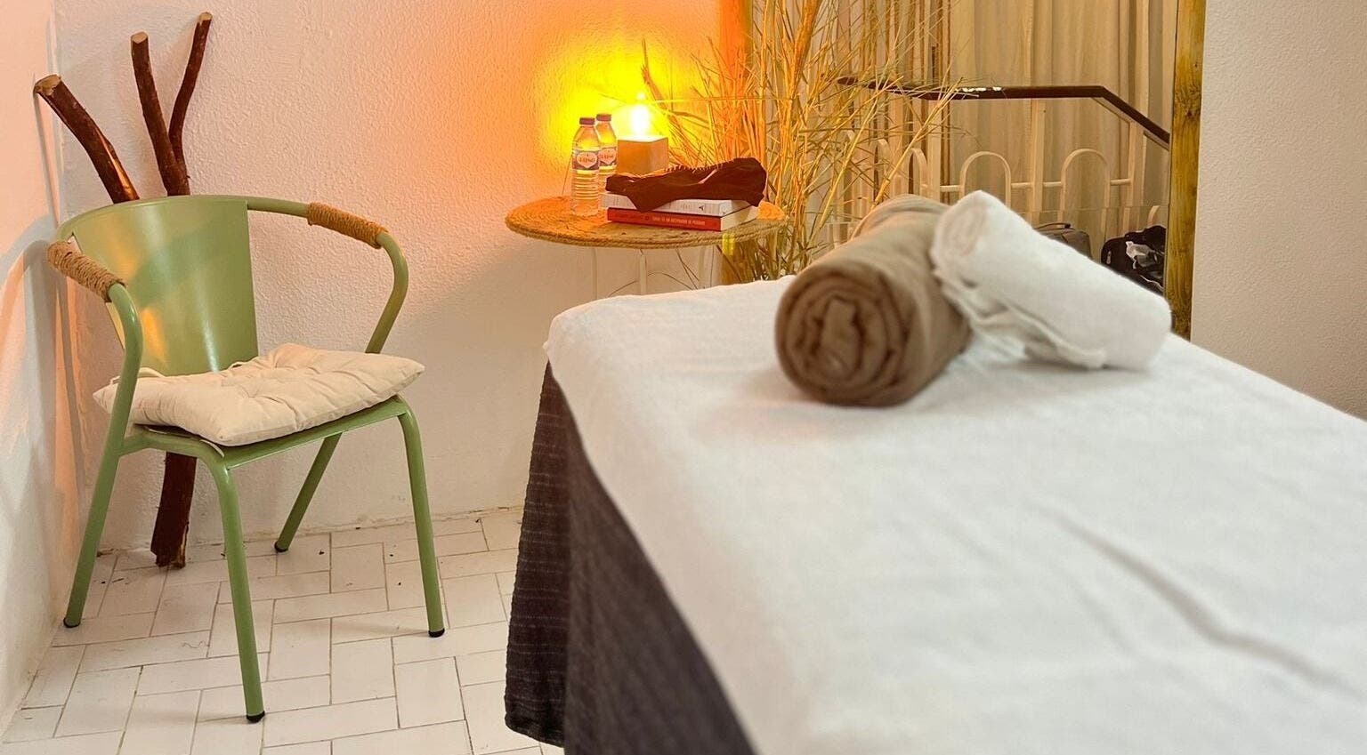 Sala de massagem acolhedora no Templo Urbano, Estoril, Lisboa, PT, com iluminação suave e decoração relaxante.