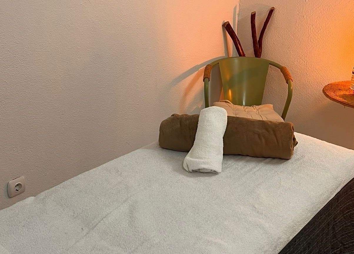 Mesa de massagem no Templo Urbano, Estoril, Lisboa, PT iluminada por luz suave.