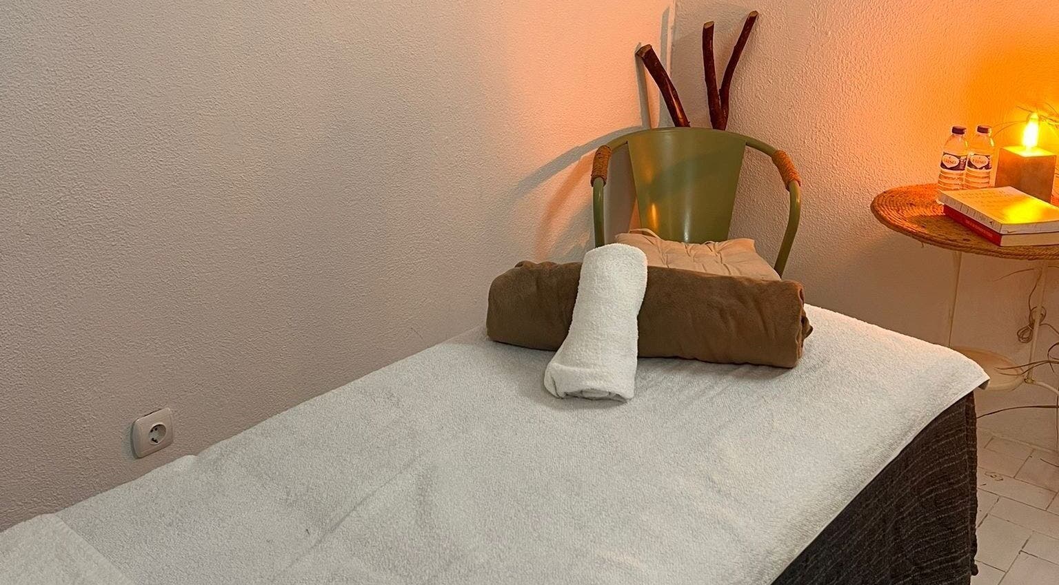 Mesa de massagem no Templo Urbano, Estoril, Lisboa, PT iluminada por luz suave.