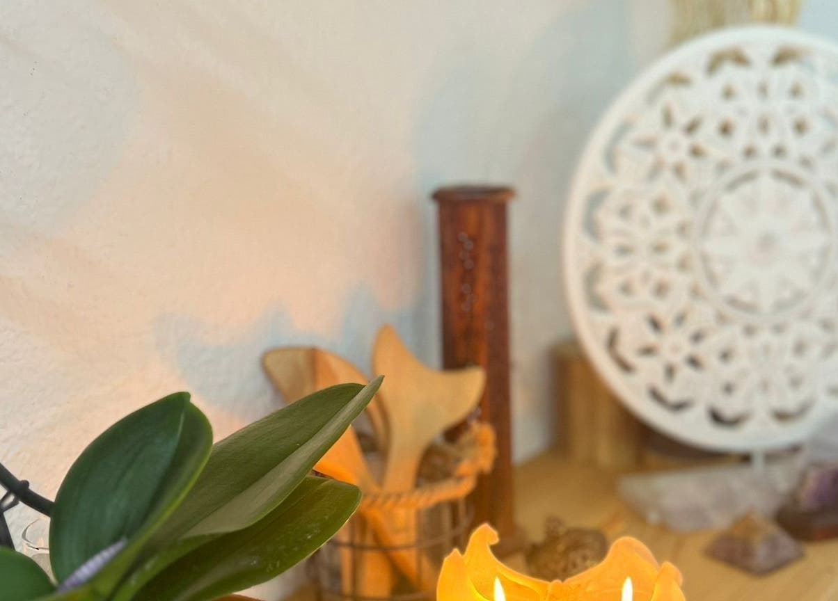 Decoração serena em Templo Urbano, Estoril, Lisboa, PT com vela e ornamentos.