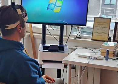 Мъж на биорезонансна сесия в Холистичен Център за Биорезонансен Анализ - Vita Vivere, София, София Област, BG.