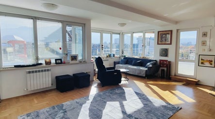 Светла стая в Холистичен Център за Биорезонансен Анализ - Vita Vivere, София, София Област, BG с модерни столове.