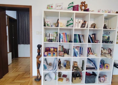 Стелажи с книги и продукти в Холистичен Център за Биорезонансен Анализ - Vita Vivere, София, София Област, BG.