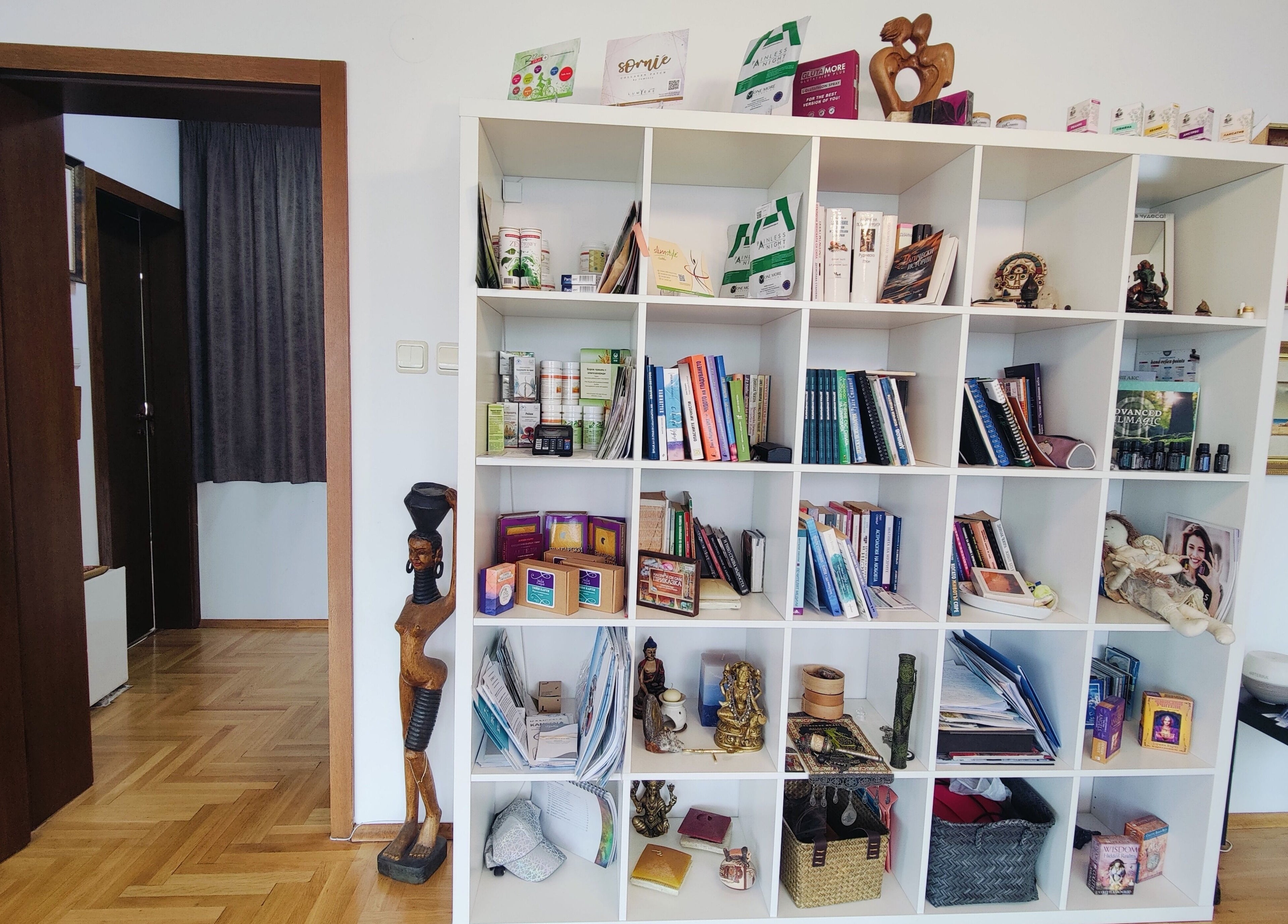 Етажерка с книги и декорации в Холистичен Център за Биорезонансен Анализ - Vita Vivere, София, София Област, BG.