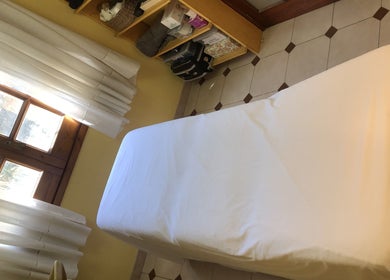 Sala de tratamiento en Cris Falcão Beauty PMU, Cambrils, Cataluña, ES. Relajante y acogedor espacio de bienestar.