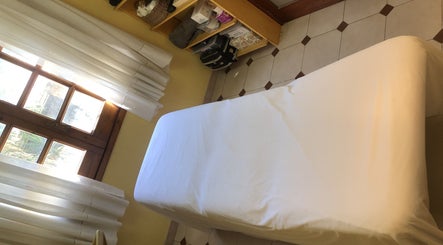Sala de tratamiento en Cris Falcão Beauty PMU, Cambrils, Cataluña, ES. Relajante y acogedor espacio de bienestar.
