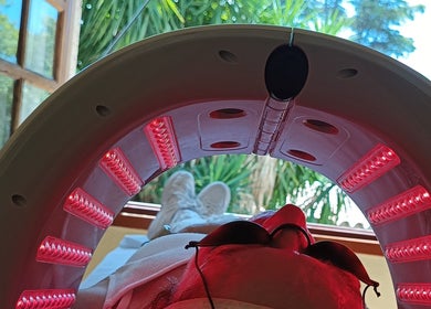 Tratamiento de belleza en luz roja en Cris Falcão Beauty PMU, Cambrils, Cataluña, ES.