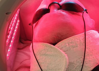 Tratamiento LED en Cris Falcão Beauty PMU, Cambrils, Cataluña, ES para rejuvenecimiento facial.