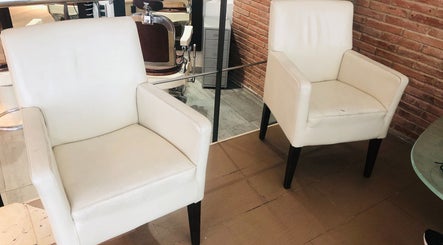 Elegantes sillas blancas en Cris Falcão Beauty PMU, Cambrils, Cataluña, ES, creando un ambiente acogedor.