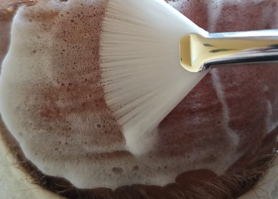 Aplicación de espuma facial en Cris Falcão Beauty PMU, Cambrils, Cataluña, ES.