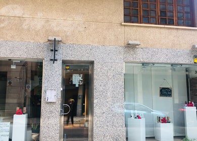 Fachada de Cris Falcão Beauty PMU en Cambrils, Cataluña, ES, destacando su elegante entrada de mármol.