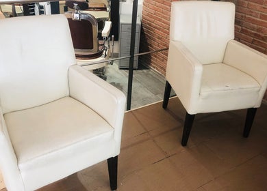 Sillas blancas elegantes en Cris Falcão Beauty PMU, Cambrils, Cataluña, ES.