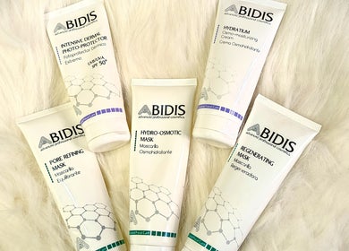 Productos Abidis en Cris Falcão Beauty PMU, Cambrils, Cataluña, ES para cuidados faciales avanzados.