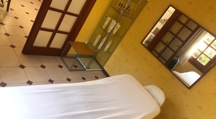 Sala de masaje en Cris Falcão Beauty PMU, Cambrils, Cataluña, ES, con decoración cálida y relajante.