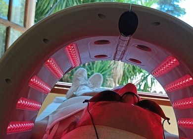 Terapia LED en Cris Falcão Beauty PMU, Cambrils, Cataluña, ES. Relájese y revitalícese con luz.