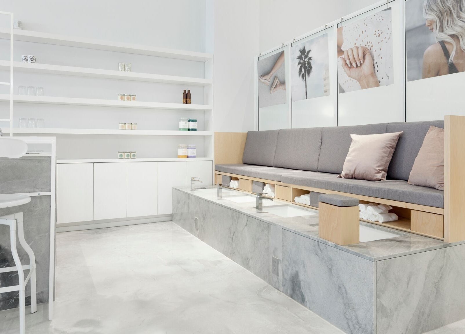 Salon moderne et minimaliste chez Le Manoir, Montréal, Québec, CA, pour une pause beauté relaxante.