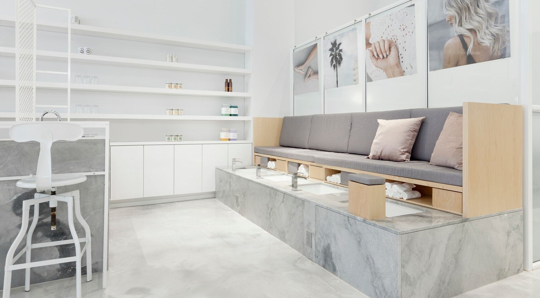 Salon moderne et minimaliste chez Le Manoir, Montréal, Québec, CA, pour une pause beauté relaxante.