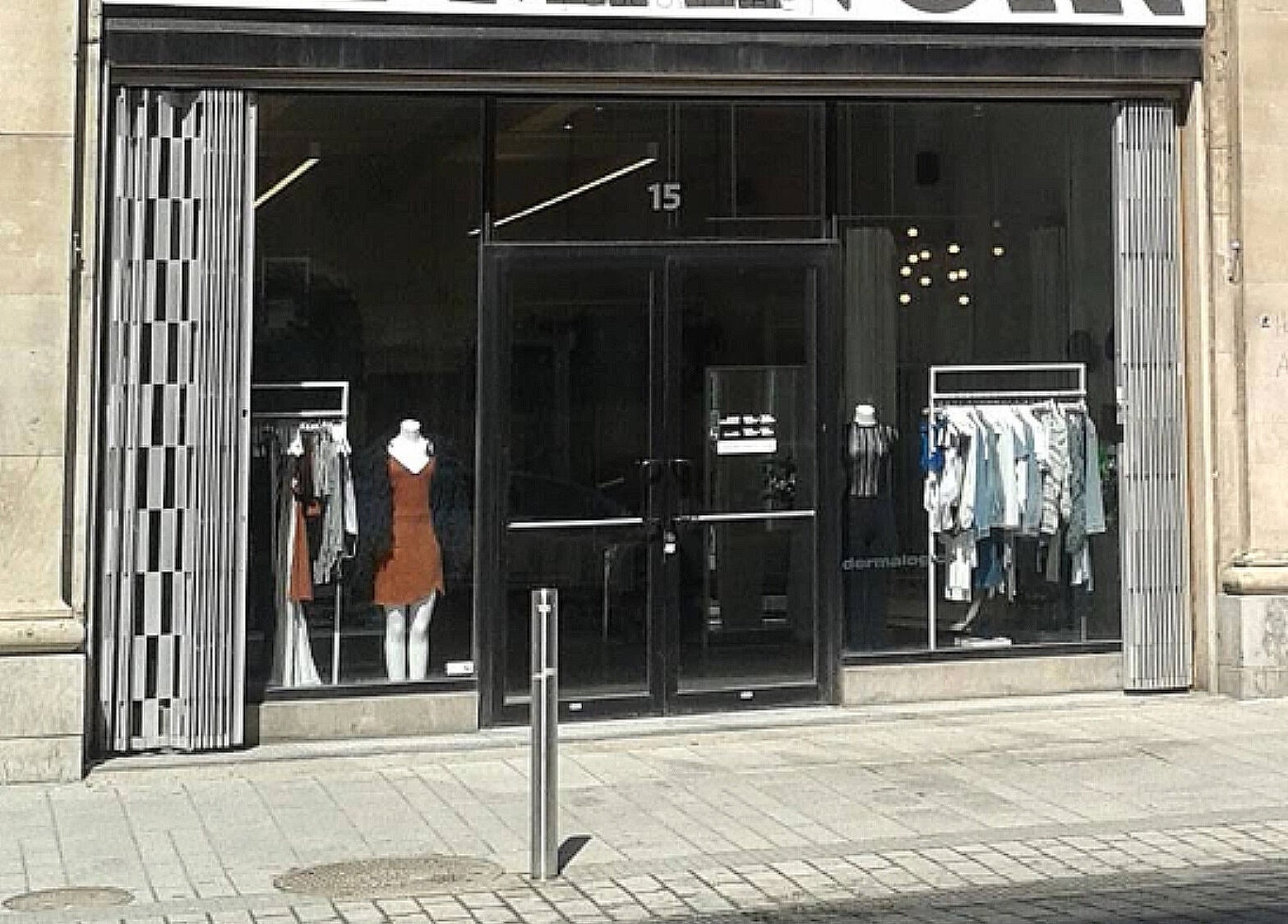 Devanture moderne de Le Manoir à Montréal, Québec, CA.