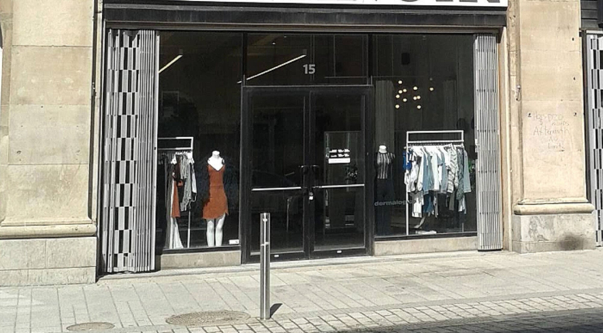 Devanture moderne de Le Manoir à Montréal, Québec, CA.