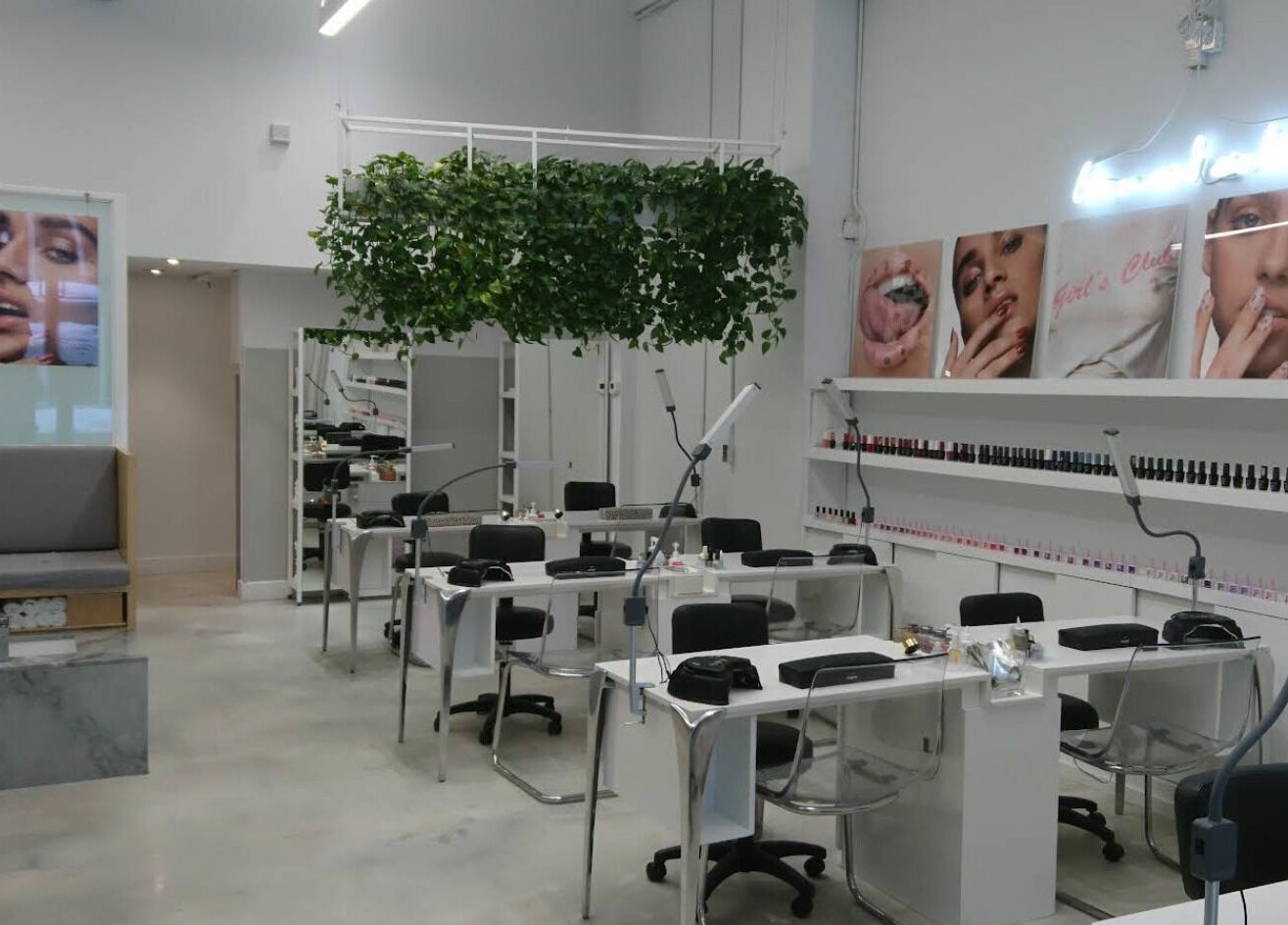 Intérieur élégant du salon Le Manoir à Montréal, Québec, CA, avec des stations de manucure modernes.