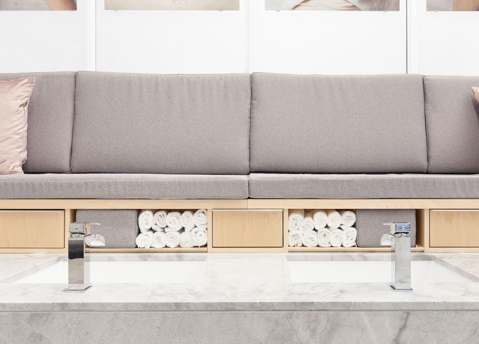 Espace de relaxation moderne chez Le Manoir à Montréal, Québec, CA, avec canapés et serviettes élégantes.