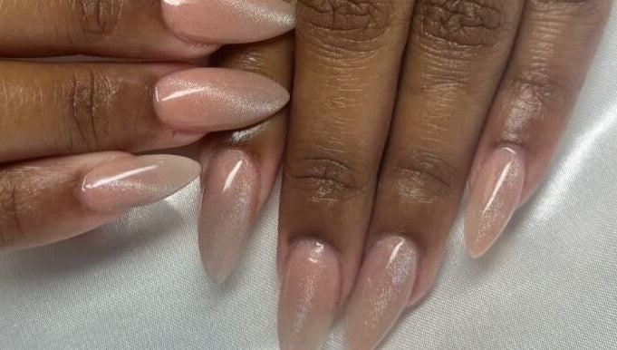 Uñas elegantes esmaltadas en nude en Jasmin Nail Artist, Hialeah, Florida, US.