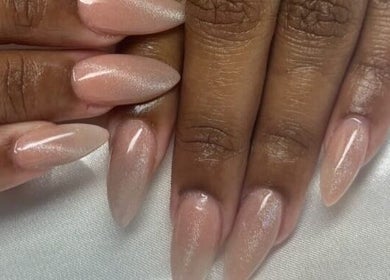 Uñas elegantes esmaltadas en nude en Jasmin Nail Artist, Hialeah, Florida, US.
