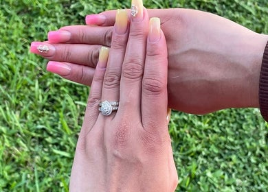 Uñas elegantes con diseño brillante en Jasmin Nail Artist, Hialeah, Florida, US.