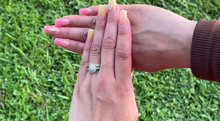 Uñas elegantes con diseño brillante en Jasmin Nail Artist, Hialeah, Florida, US.