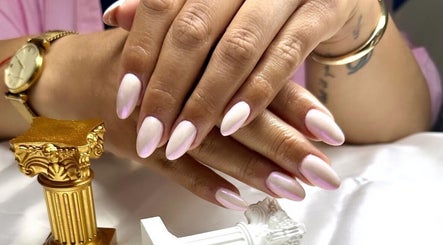 Manicura elegante en Jasmin Nail Artist, Hialeah, Florida, US, resalta uñas pulidas y decoradas.