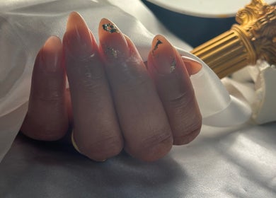 Elegante manicura con detalles dorados en Jasmin Nail Artist, Hialeah, Florida, US.
