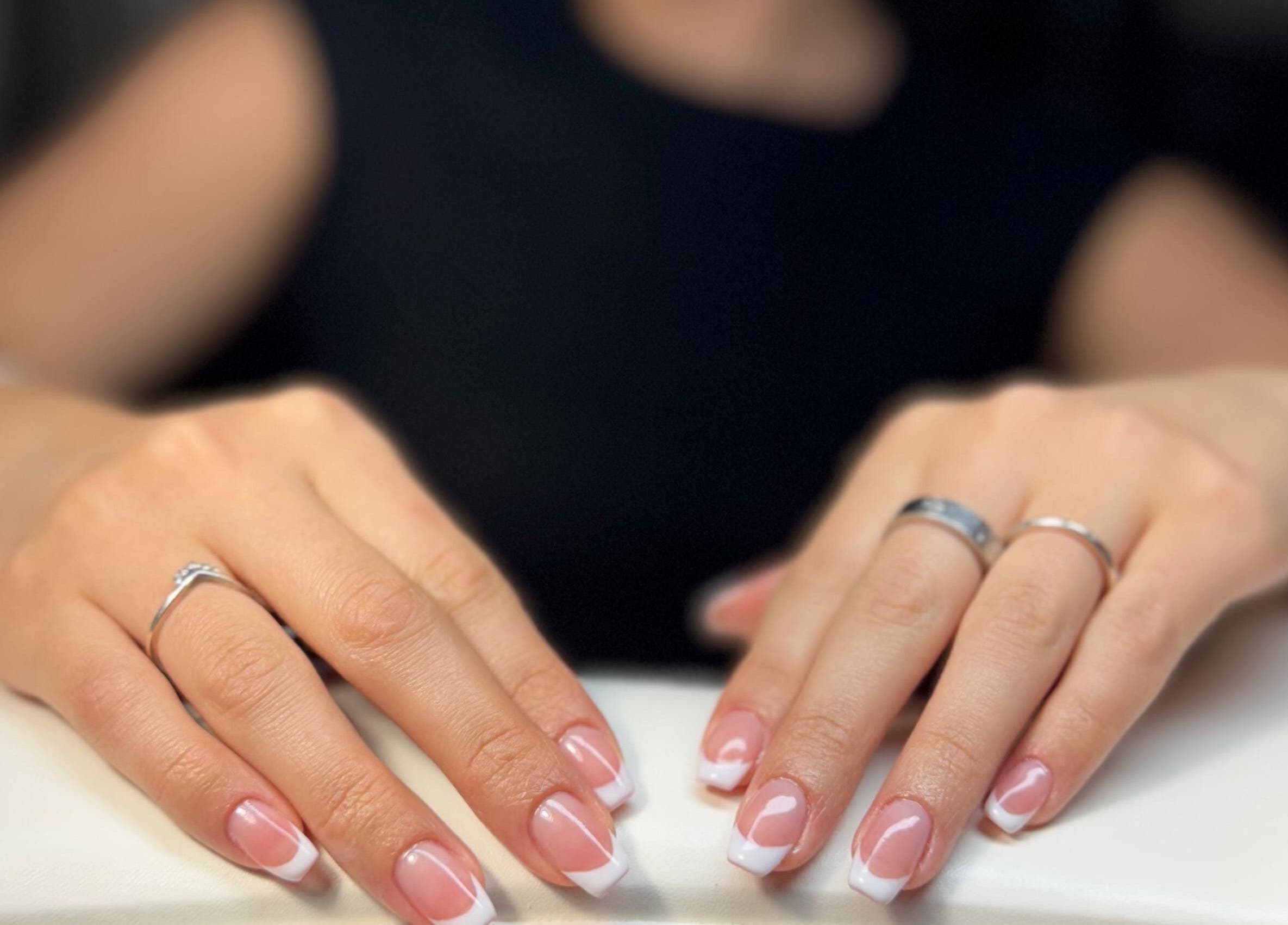 Uñas francesas en Jasmin Nails Artist, Hialeah, Florida, US con anillos decorativos