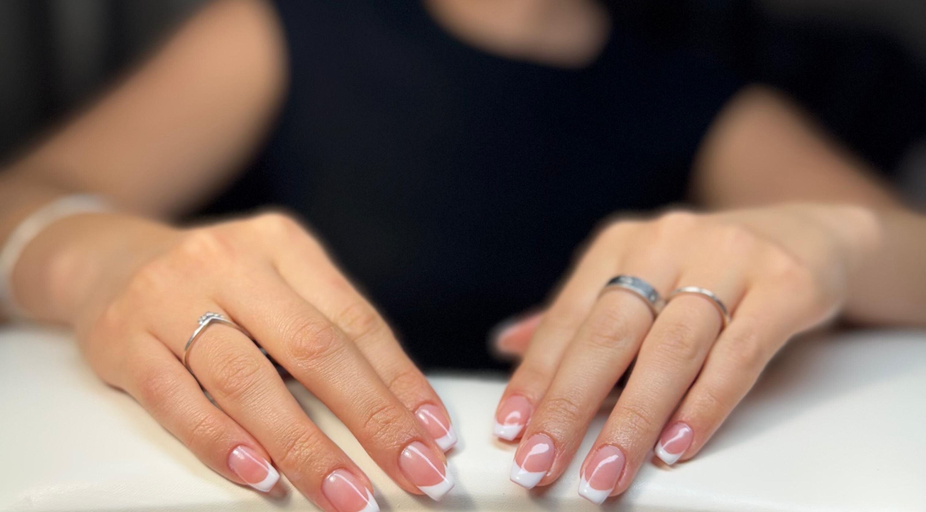 Uñas francesas en Jasmin Nails Artist, Hialeah, Florida, US con anillos decorativos