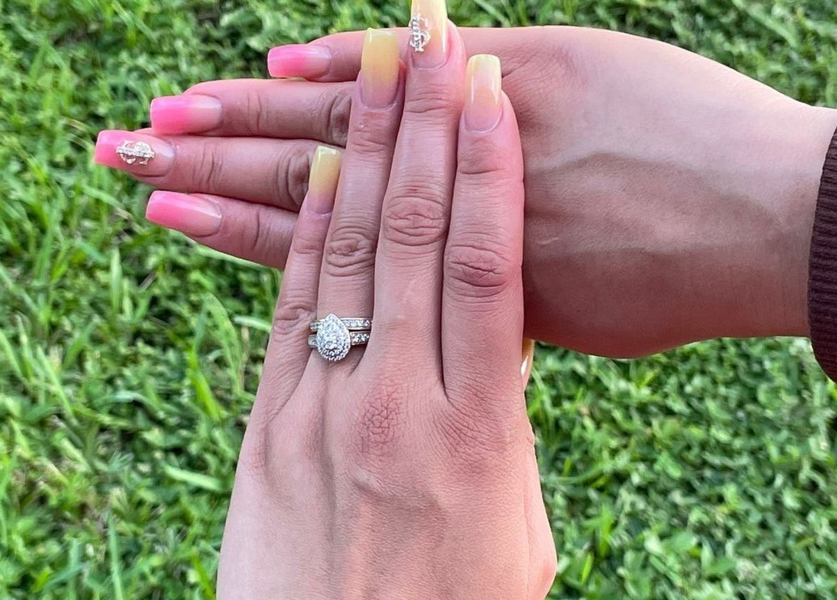 Uñas acrílicas rosas de Jasmin Nails Artist en Hialeah, Florida, US.