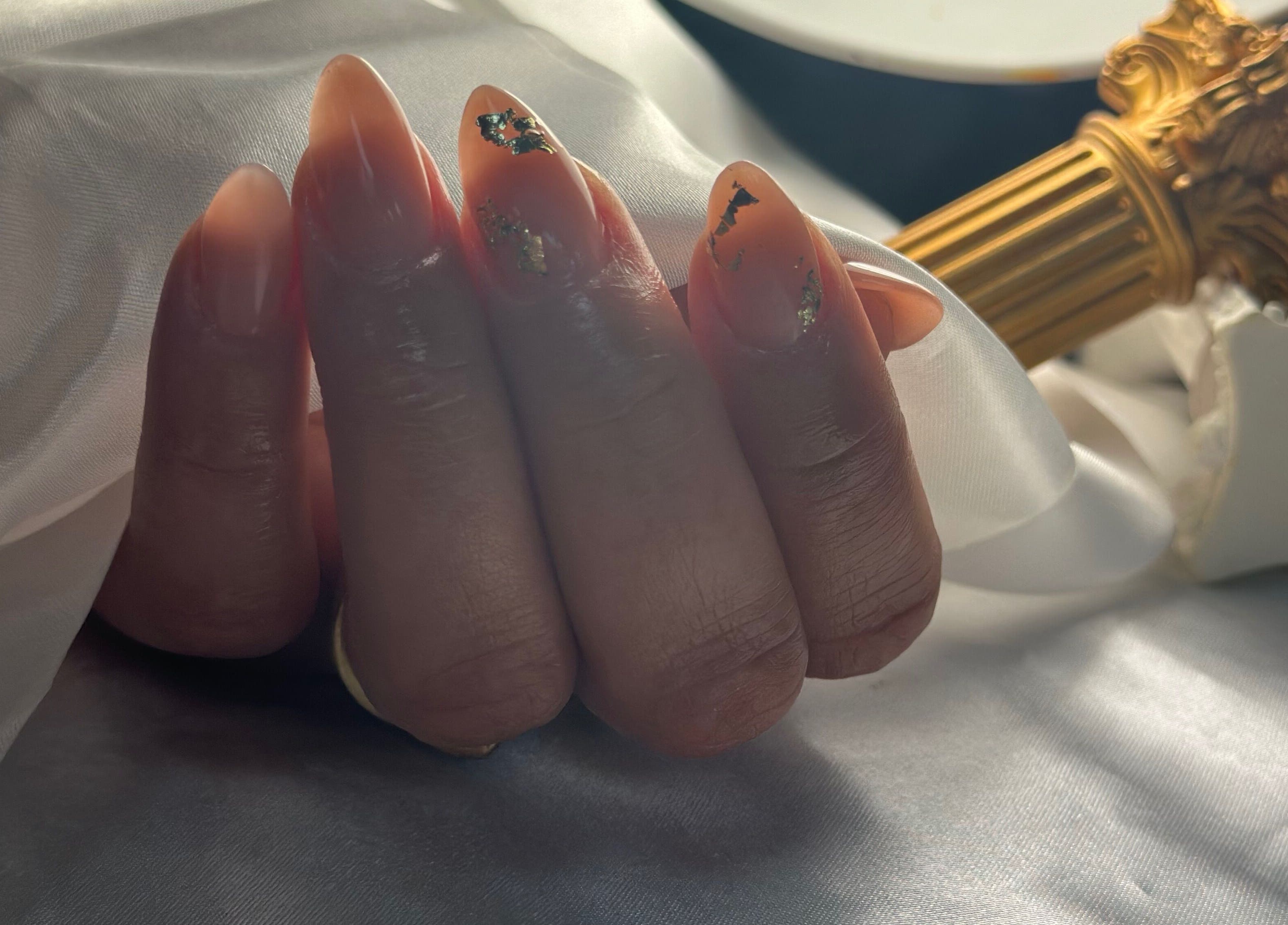 Uñas elegantes con diseño artístico en Jasmin Nails Artist, Hialeah, Florida, US.