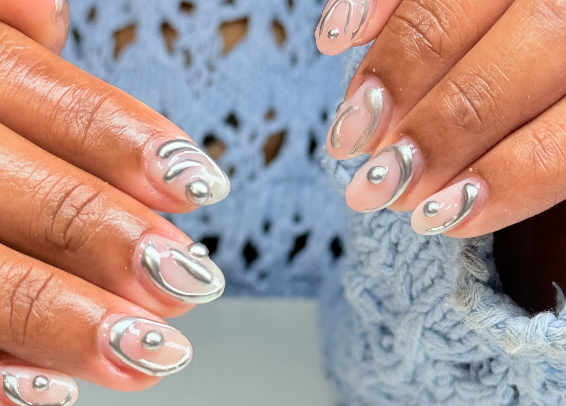 Hermoso diseño de uñas metálicas en Jasmin Nails Artist, Hialeah, Florida, US.