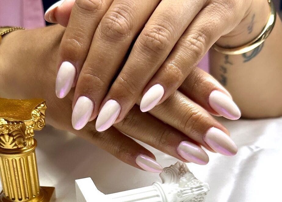 Manicura elegante en Jasmin Nails Artist, Hialeah, Florida, US. Uñas almendradas con acabado liso y brillante.