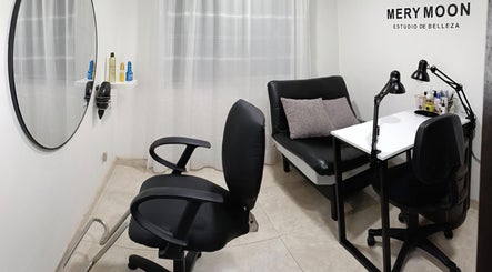 Sala de belleza en Mery Moon (Estudio Privado), Madrid, Cundinamarca, CO, con sillas y espejo moderno.