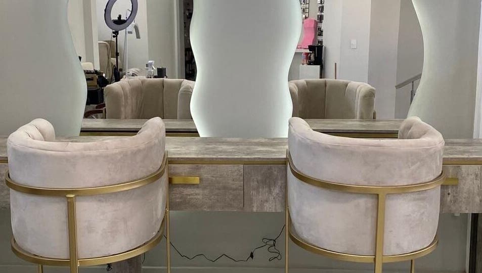 Sillas elegantes y espejos en Glow Up Studio, Chihuahua, Chihuahua, MX, destacando un diseño moderno.