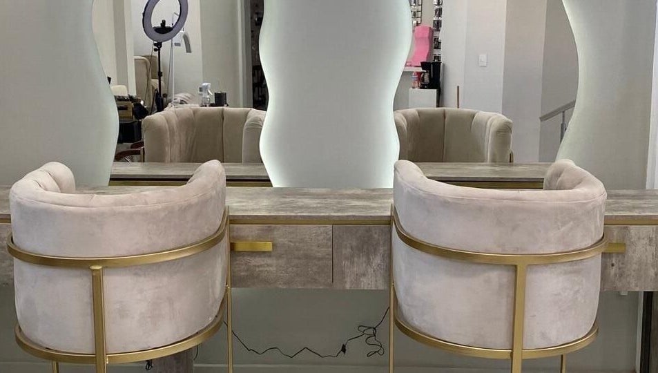 Sillas elegantes y espejos en Glow Up Studio, Chihuahua, Chihuahua, MX, destacando un diseño moderno.