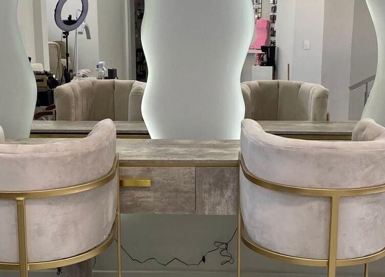 Sillas elegantes y espejos en Glow Up Studio, Chihuahua, Chihuahua, MX, destacando un diseño moderno.