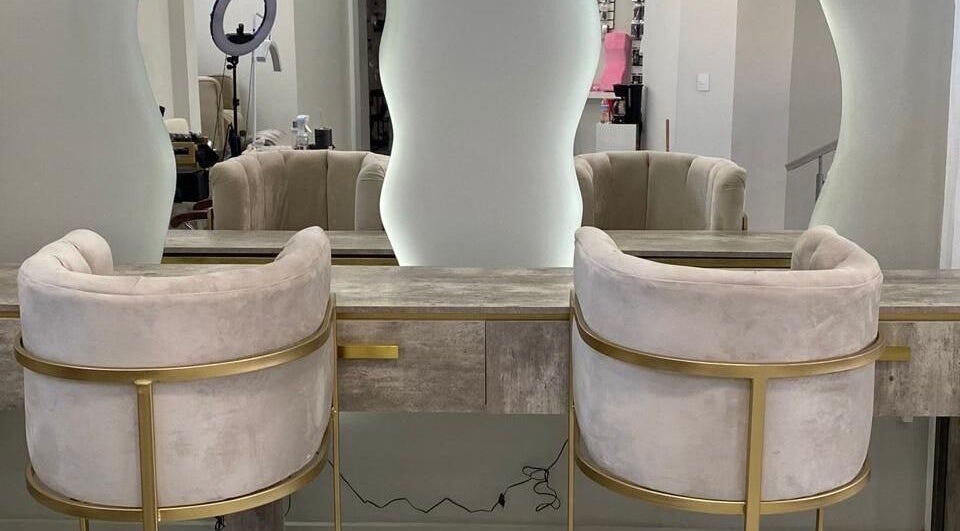 Sillas elegantes y espejos en Glow Up Studio, Chihuahua, Chihuahua, MX, destacando un diseño moderno.