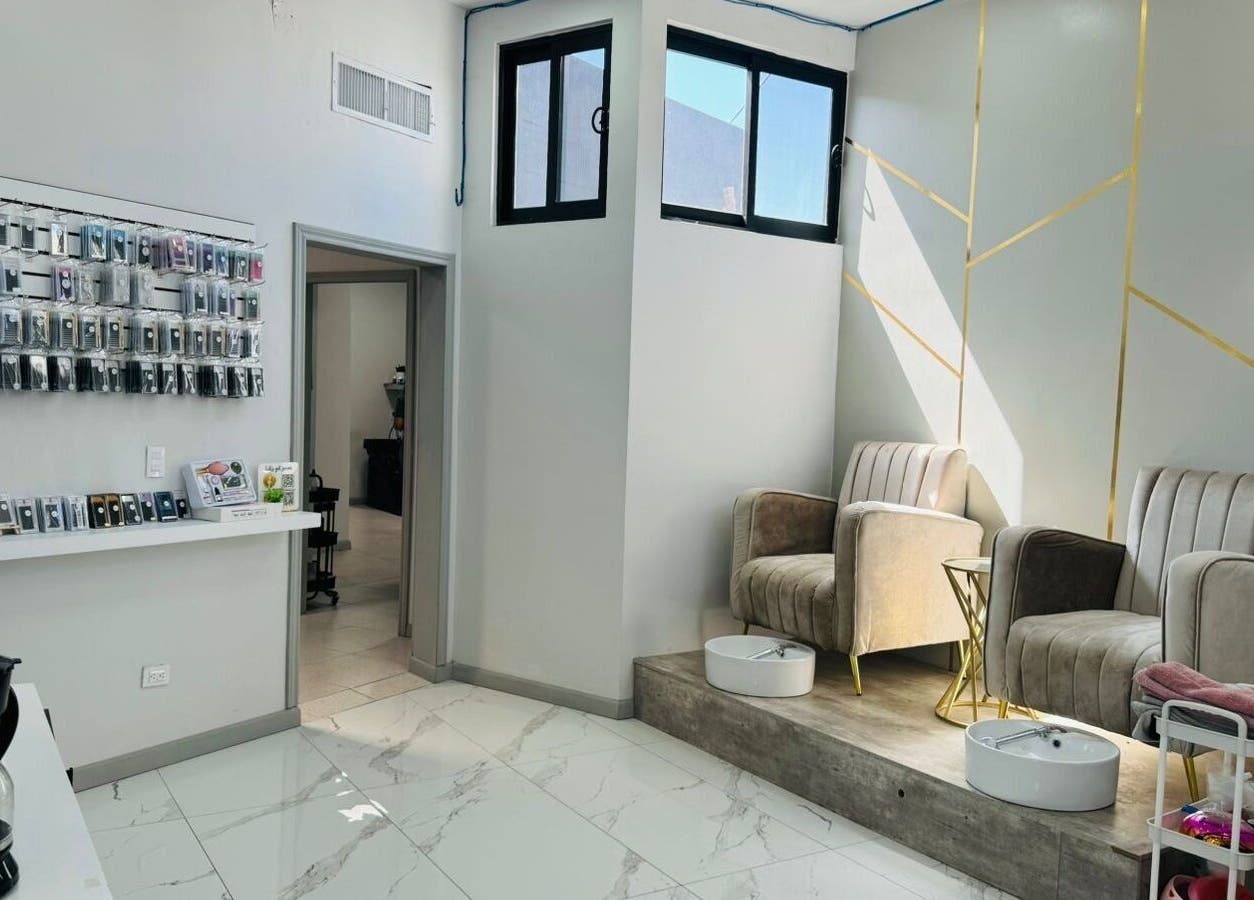 Sillas de pedicura en Glow Up Studio, Chihuahua, Chihuahua, MX, diseño elegante y moderno.