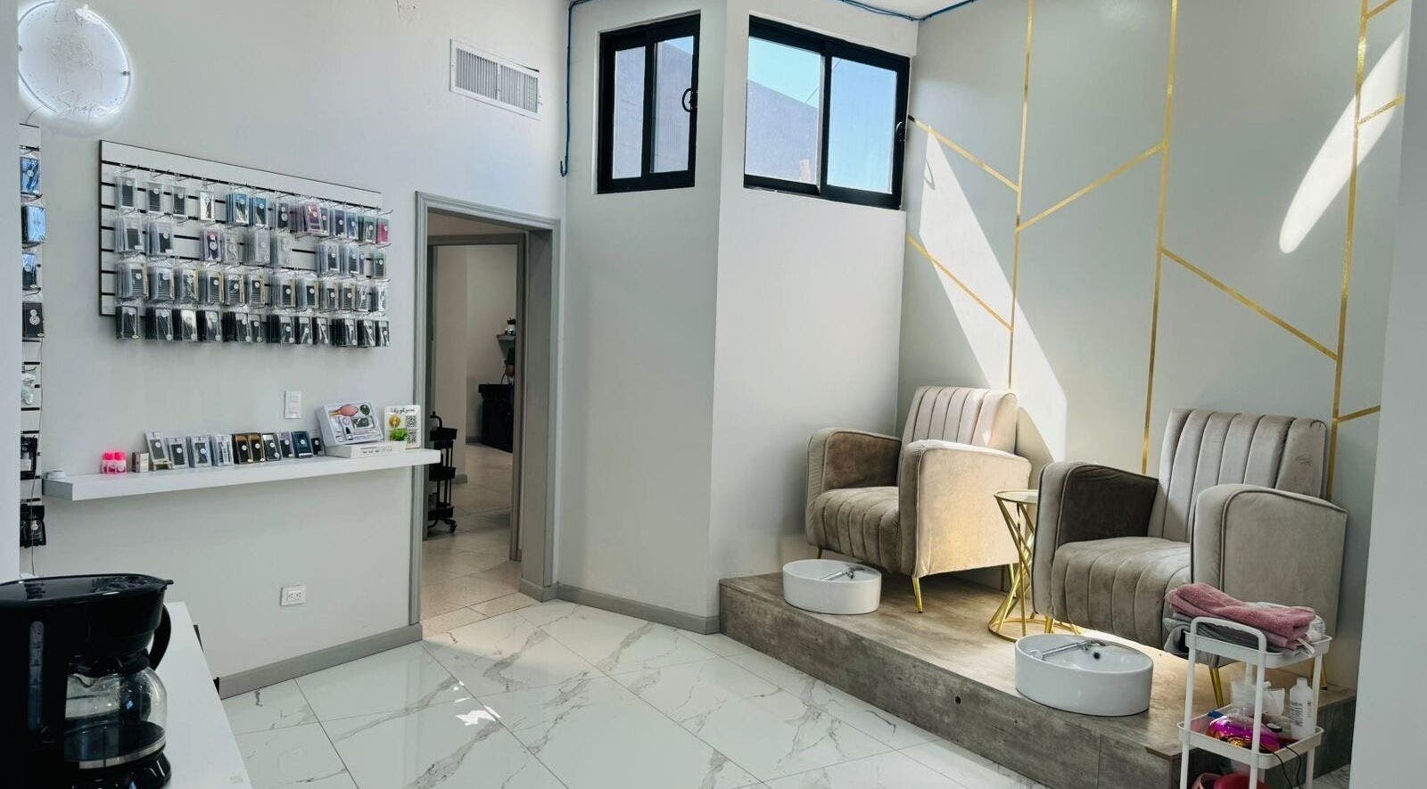 Sillas de pedicura en Glow Up Studio, Chihuahua, Chihuahua, MX, diseño elegante y moderno.