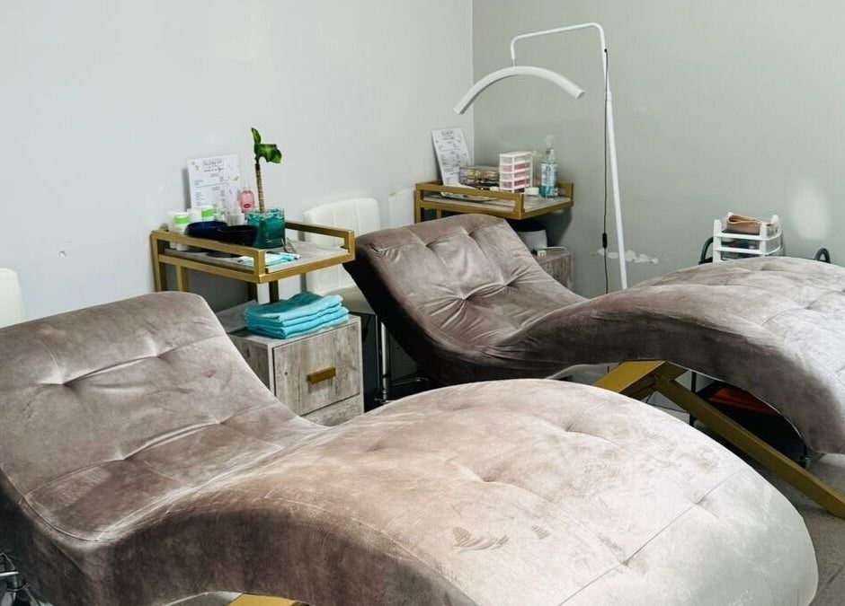 Camas de tratamiento en Glow Up Studio, Chihuahua, Chihuahua, MX, listas para ofrecer servicios de bienestar.