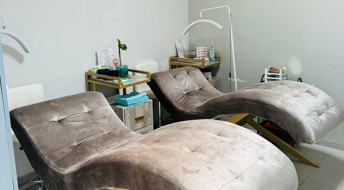 Camas de tratamiento en Glow Up Studio, Chihuahua, Chihuahua, MX, listas para ofrecer servicios de bienestar.