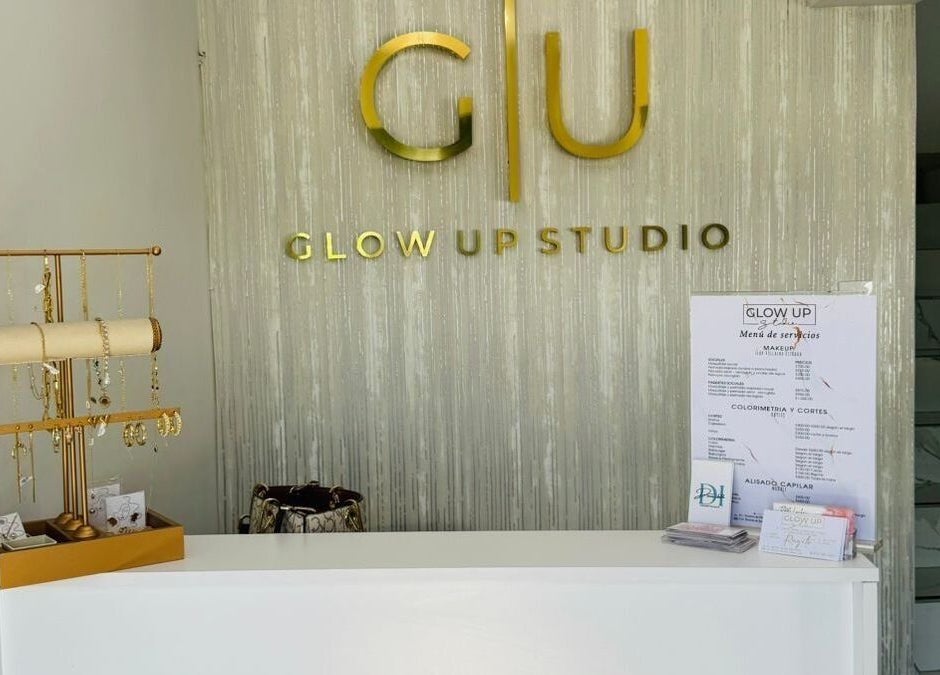 Elegante recepción de Glow Up Studio en Chihuahua, Chihuahua, MX, mostrando su mostrador y joyería.