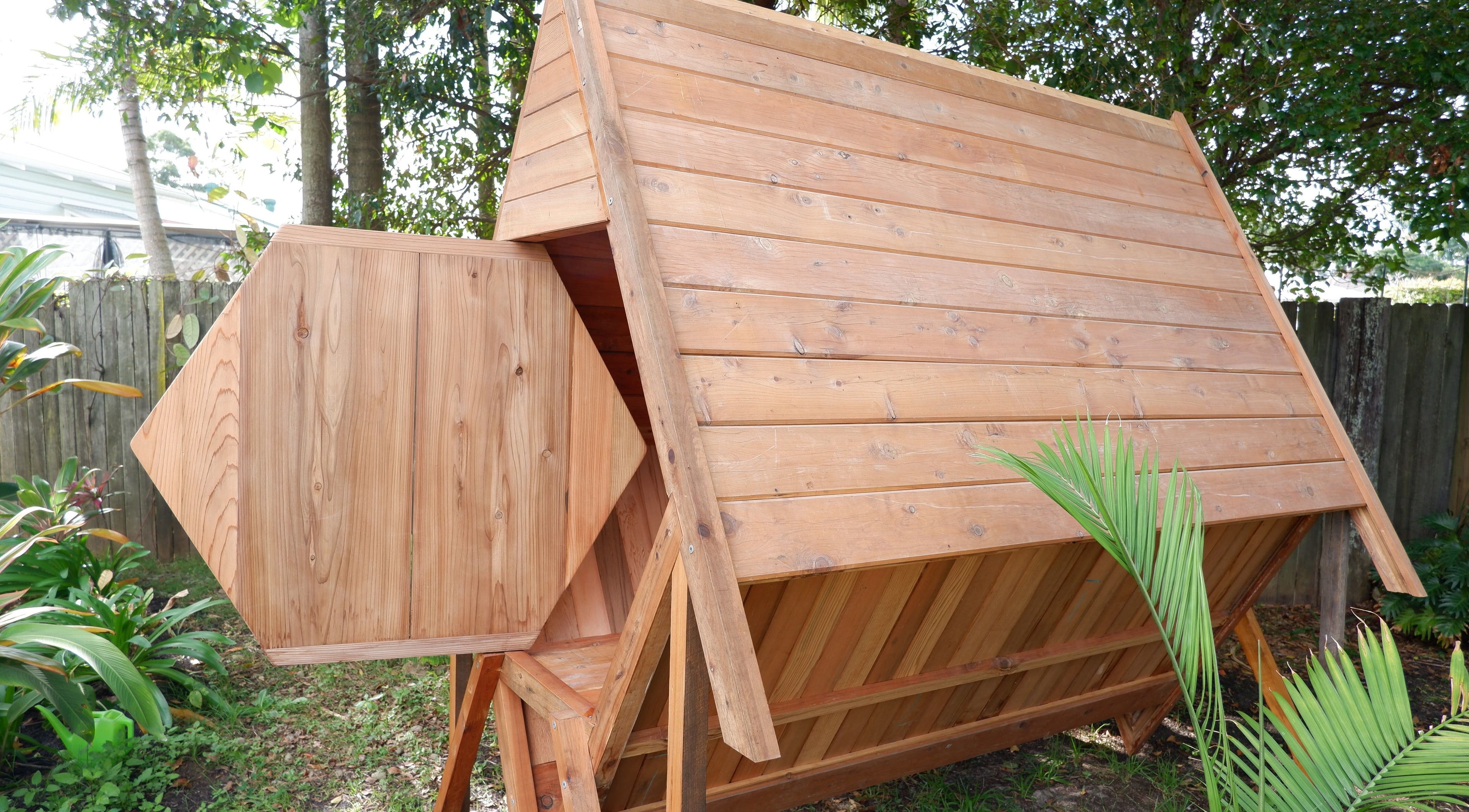 Wooden hut at Bee Alive in Mullumbimby, New South Wales, AU surrounded by lush greenery.