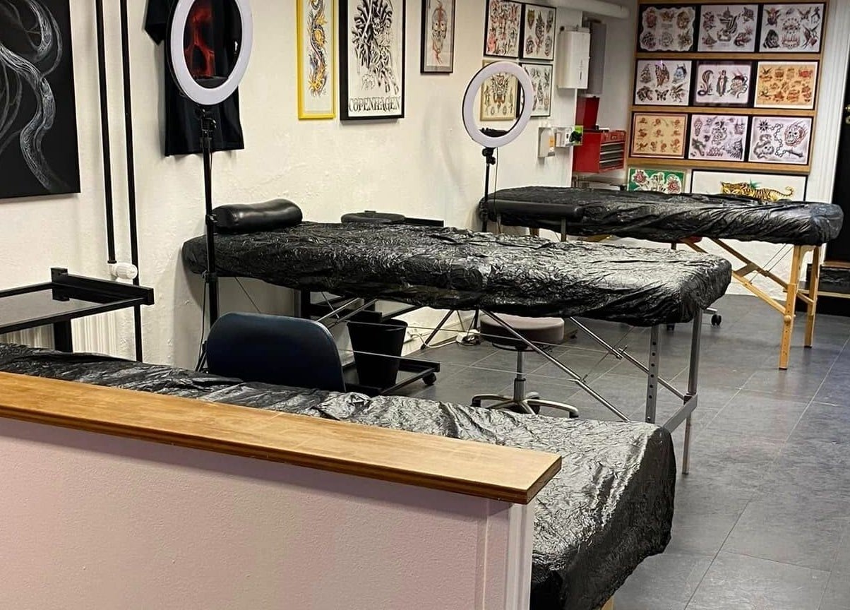Indretning hos Ug Tattoo i København, Denmark, DK med tatovørstationer og kunstværker.