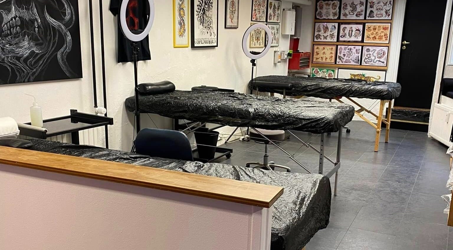 Indretning hos Ug Tattoo i København, Denmark, DK med tatovørstationer og kunstværker.